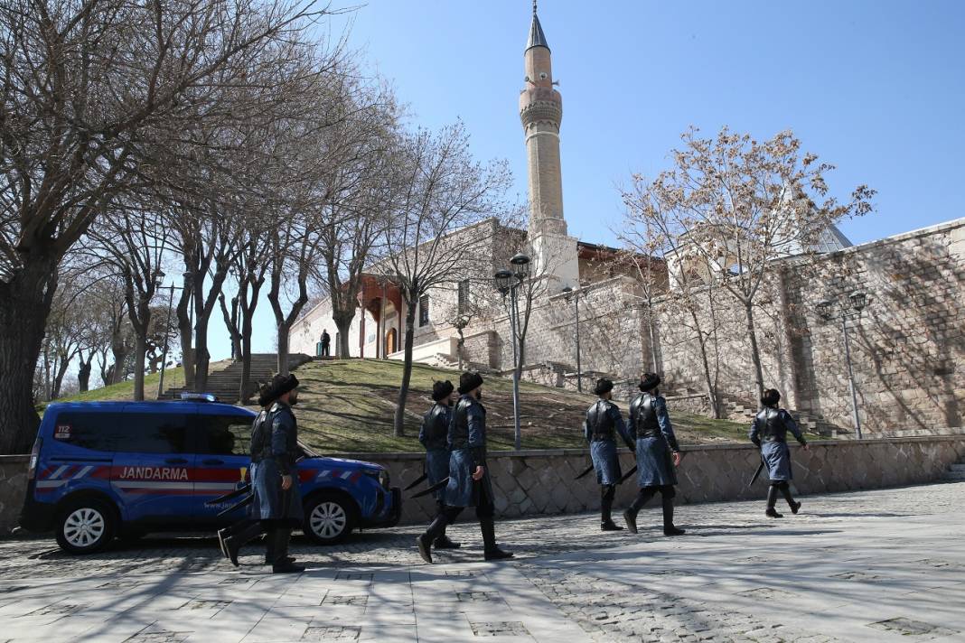Konya 6 yıldır 8 sultan için nöbette! Kıyafet ve teçhizatları bile özel 5